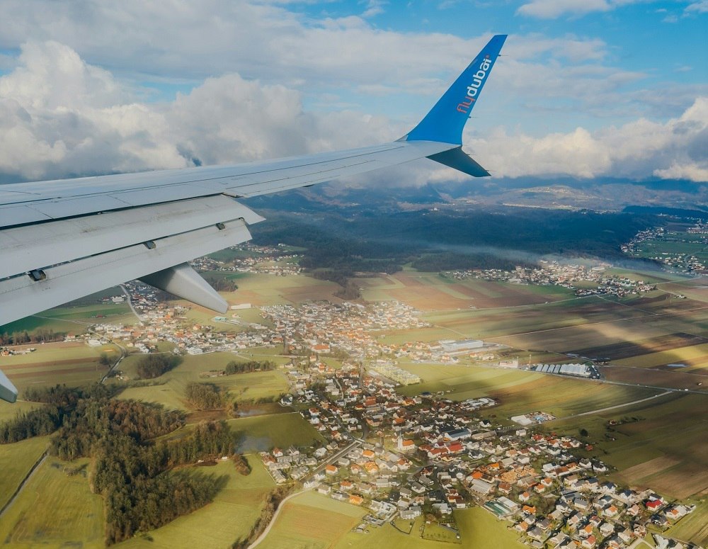 Из за закрытия неба над Ираном рейсы Flydubai из Санкт Петербурга и Казани в Дубай вылетают с многочасовыми задержками Самый длительный простой у пассажиров рейса из Казани вылет отложен на 12 часов Аэрофлот был вынужден развернуть самолет Москва Тегеран Позже рейс перенесли пассажирам предоставили гостиницу питание и напитки Другие авиакомпании временно меняли маршруты и летали в обход Ирана из за чего время в пути увеличивалось Сейчас полеты вернулись к прежним схемам но задержки еще сохраняются О последствиях закрытия неба написали в материале Profi Travel profitravel задержкарейсов flydubai аэрофлот дубай тегеран ближнийвосток авиация туризм иран