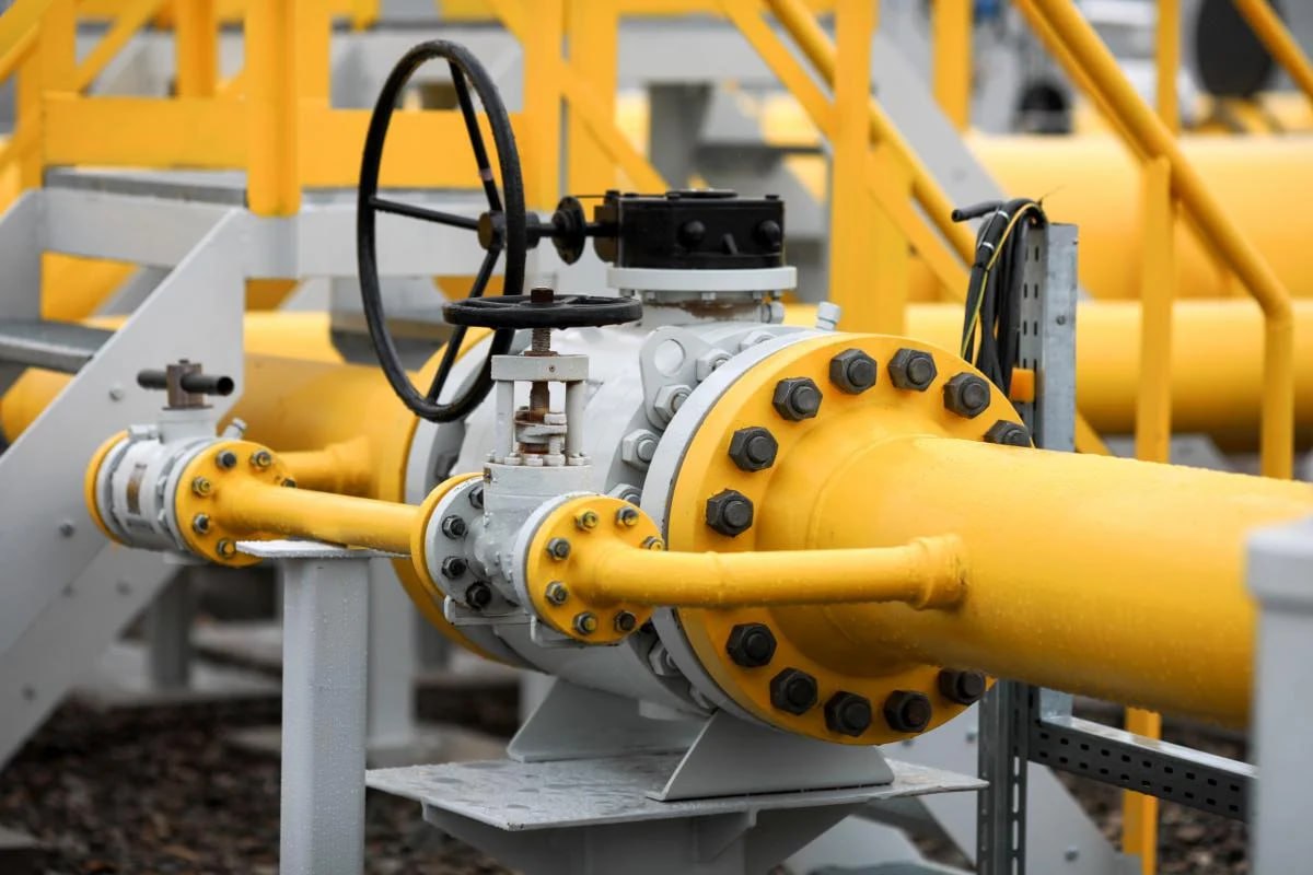 В ЕС придумали, как запретить импорт российского газа и увернуться от штрафов Европейский союз, скорее всего, предложит квоту в качестве механизма обеспечения соблюдения запрета на импорт российского газа к концу 2027 года. По мнению чиновников, это должно дать компаниям правовую основу для расторжения долгосрочных контрактов на закупку газа. Издание Bloomberg пишет, что Еврокомиссия обсуждает введение нулевой квоты на импорт российского газа, сообщают источники. Это позволит европейским покупателям ссылаться на форс-мажорные обстоятельства для расторжения соглашений с российскими поставщиками. Квота будет напрямую применяться во всех странах-членах, и чиновники ожидают, что ее эффективность будет сопоставима с режимом санкций. YouTube sponsr.ru