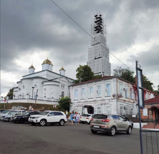 Вид на Успенский собор открыли в Кинешме Кинешма вновь может любоваться одним из своих главных символов - Успенским собором XVIII века. Работники УГХ провели работы по выпиловке старых деревьев, закрывавших вид на храм. Теперь пятиглавый собор, построенный в древнерусских традициях и украшенный росписями итальянских мастеров, хорошо просматривается со стороны Волги и нового сквера с фонтаном на площади Революции. Успенский собор - визитная карточка Кинешмы и важный памятник архитектуры. ---------- Сайт: Бот обратной связи в ТГ: