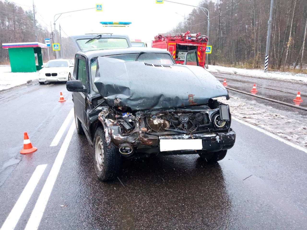 В Брянском районе произошло ДТП, одна машина опрокинулась  В Брянском районе 4 ноября на 115 километре трассы М3 «Украина» произошла авария. Столкнулись два легковых автомобиля. В МО МВД России «Брянский» сообщили подробности ДТП.  Всё произошло около 11:20. По предварительной информации, автомобиль «УАЗ 3303-01»  в народе известен как «буханка» , за рулём которого был 36-летний водитель, ехал по полосе разгона в сторону Брянска. И начал разворот, не пропустив автомобиль «Нива», за рулём которого был 35-летний водитель.  В результате столкновения «буханка» опрокинулась. 31-летняя пассажирка «Нивы» госпитализирована с переломом коленной чашечки коленного сустава и ушибом головы.       подписаться   прислать новость