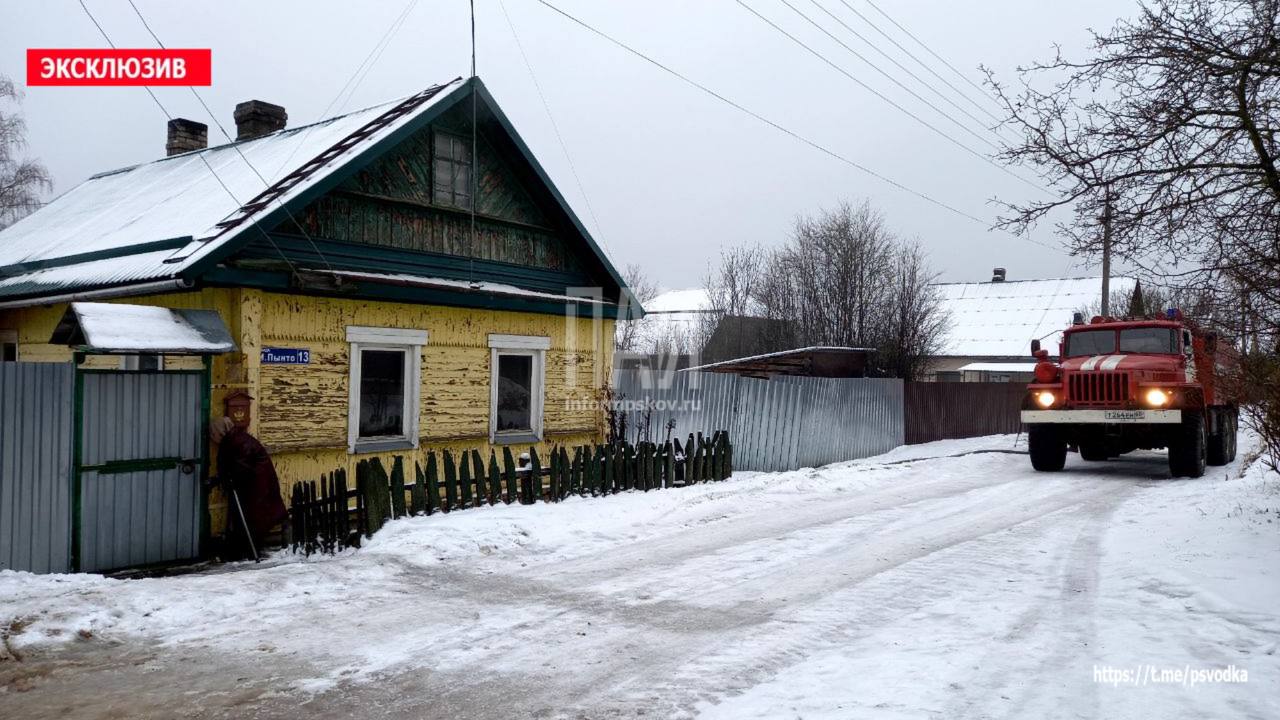 Тело женщины обнаружено на пожаре в доме   В Себеже, на улице Марии Пынто, произошло возгорание в доме.  Прибывшие пожарные ликвидировали возгорание.  На месте пожара обнаружена погибшая, личность устанавливается.   На месте работают бригада скорой помощи, пожарные подразделения, сотрудники полиции.  Обстоятельства произошедшего выясняются.  #Себеж