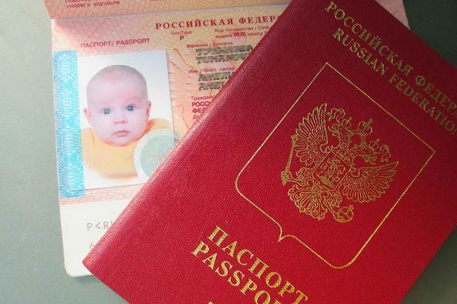 Менять загранпаспорт ребёнка при изменении его внешности не нужно — сообщили в МВД. Документ остаётся действительным на весь срок, административная ответственность за его использование не предусмотрена.