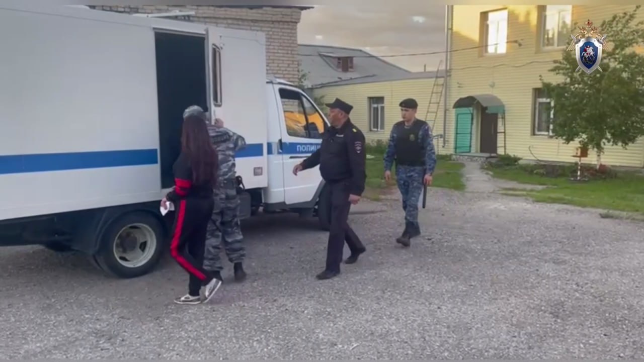 Мать обвиняемую в попытке убийства дочери, отправили под суд на Южном Урале  По версии следствия в апреле этого года, 46-летняя жительница Кизильского района, находясь в нетрезвом виде на почве ненависти к своей 12-летней дочери, решила ее убить. Для этого она обратилась к мужчине, с которым познакомилась в этот же вечер, предложив за 100 тысяч рублей утопить девочку.  В целях реализации плана, она заставила своего ребенка пойти с мужчиной гулять, надеясь, что ее новый знакомый совершит убийство. Однако, местный житель рассказал о предложенном женщиной плане сотрудникам полиции.  Заказчицу преступления задержали, возбудив уголовное дело по факту организации приготовления убийства малолетнего по найму.  Как рассказали в прокуратуре Челябинской области обвиняемая в ходе следствия свою вину не признала, заявив ходатайство о рассмотрении уголовного дела с участием присяжных заседателей.  В настоящее время расследование завершено, уголовное дело направлено в суд. Обвиняемой грозит до 20 лет лишения свободы, либо пожизненное.