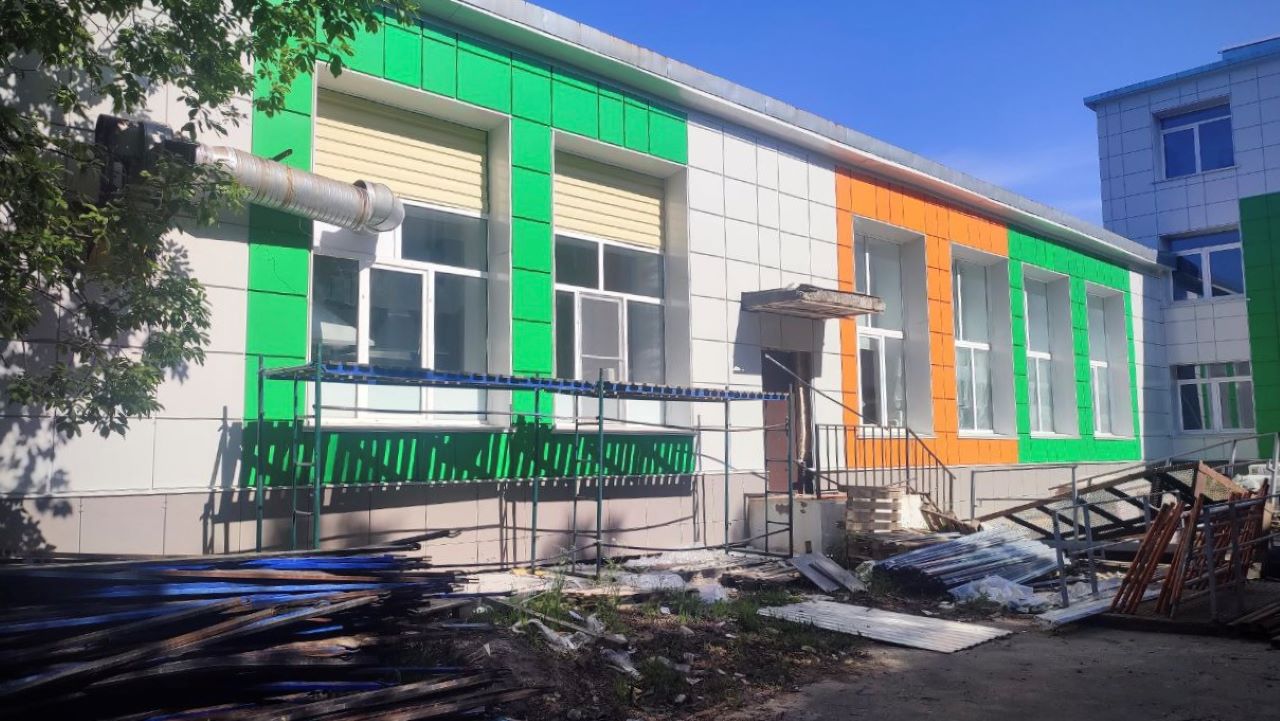 В Мурманской области по программе реновации ЗАТО в 2025 году будет реализовано свыше 75 мероприятий  Как отметил губернатор Андрей Чибис на оперативном совещании, план включает в себя порядка 1,4 тысячи объектов на 2024-2026 годы. В этом году начнется строительство пяти детских садов в Печенге, Корзуново, Гаджиево, Видяево и Килпъявре, школы в Алакуртти и центра питания городской сети в Североморске.  Также планируется капитальный ремонт двух социальных учреждений и 106 домов, ремонт 149 подъездов и 414 квартир, ремонт дорог, благоустройство дворов, снос 9 домов, ремонт объектов ЖКХ и технологические присоединения, подчеркнул глава региона.  Фото: правительство Мурманской области    Подпишись — Вести Мурман
