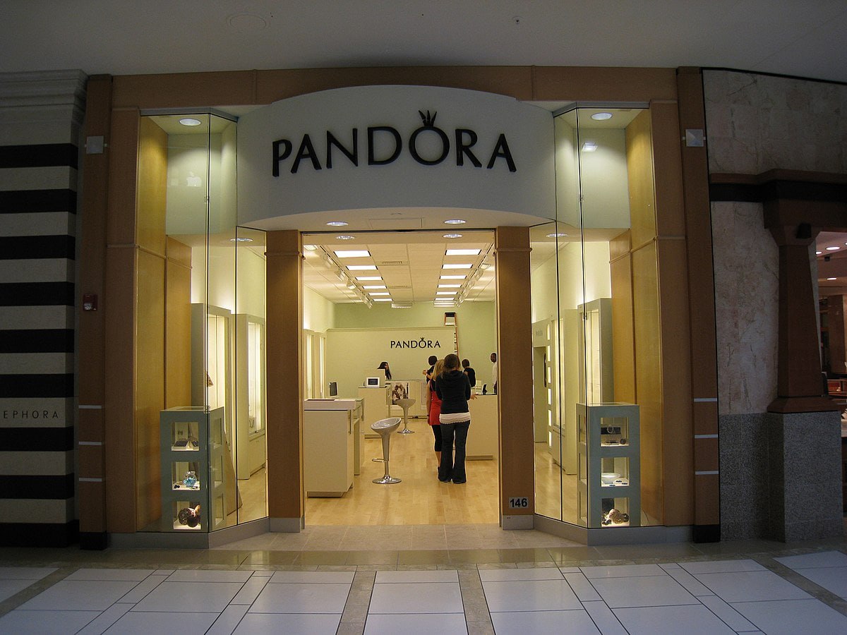 Pandora обанкротилась: наблюдение над российской частью датского ювелирного бренда ввели еще в октябре, а сейчас арбитражный суд Москвы признал АО "Панклуб" – владельца франшизы Pandora в РФ – окончательным банкротом. Над активами введено конкурсное производство. Закрытие – результат стечения очень неприятных обстоятельств: 1. Кредиты Это очередной бизнес, убитый ключевой ставкой. У компании висит непогашенный кредит перед Сбербанком на 4,5 млрд рублей основной долг , выданный еще в 2014 году. Еще почти 1 млрд требует УК "Сити" и 200 млн – ТД "Эверест". При годовой выручке всего 1,2 млрд упавшей на 34% за 2024 год компании понадобилось бы три года, чтобы рассчитаться только по долгу Сбера – и это если направлять на это всю выручку. Общий долг по кредитам и займам – 5,07 млрд рублей. 2. Конкурентоспособность После ухода датской Pandora из России в связи, магазины превратились в обычные мультибрендовые точки бижутерии. Вместо культовых браслетов с коллекционными шармами на прилавках появились ничем не примечательные украшения. Компания свернула рекламу в СМИ, не сотрудничала с блогерами, и как итог – провалила онлайн-продажи. Бренд потерял уникальность и не выдержал конкуренции. Когда-то АО "Панклуб" принадлежало кипрской Panclub Enterprises Limited собственность Сбера , но из-за санкций все запуталось, и в итоге в сентябре 2024 московский арбитраж признал права на 100% акций компании за "Сбербанк Инвестиции". Сейчас в России работает 65 магазинов сети 22 в Москве . Их судьба теперь под большим вопросом.