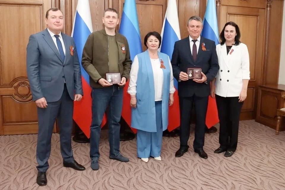 «Очень важна слаженная командная работа»: Глава ЛНР встретился сопредседателем ВАРМСУ Глава ЛНР Леонид Пасечник встретился с сопредседателем Всероссийской ассоциации развития местного самоуправления Галиной Данильченко. Также участие во встрече приняли руководитель Администрации Главы республики Алексей Самойлов, врип главы Луганска Яна Пащенко и исполнительный директор Ассоциации «Совет муниципальных образований Луганской Народной Республики» Владимир Поляков. Галина Данильченко поблагодарила главу ЛНР за личную включенность в решение вопросов на местах. Кроме того, Галина Данильченко от имени ВАРМСУ вручила Леониду Пасечнику и Алексею Самойлову награды за весомый вклад в развитие местного самоуправления.