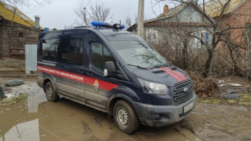 Астраханка подозревается в убийстве знакомого Конфликт во время застолья перерос в поножовщину Днём 15 января 2026 года в доме на улице Карандина в Трусовском районе 36 летняя женщина в ходе ссоры нанесла несколько ножевых ударов 48 летнему мужчине От полученных ранений потерпевший скончался на месте Об этом сообщает региональный Следком Следствие устанавливает обстоятельства произошедшего решается вопрос о заключении подозреваемой под стражу Уголовное дело возбуждено по статье Убийство Астрахань 24 в МАХ
