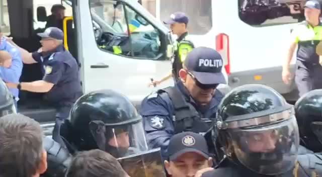 В Кишинёве полицейские задерживают участников шествия противников ЛГБТ