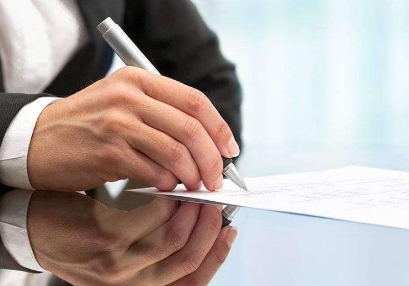 В паспортах омичей может появиться новая отметка С 1 января 2026 года в паспортах жителей Омской области и всей страны может появиться идентификатор записи Единого федерального информационного регистра ИД ЕРН Об этом сообщил зампред комитета Госдумы по бюджету и налогам Каплан Панеш ИД ЕРН это уникальный номер который станет персональным ключом в государственных информационных системах Отметка в паспорте будет добровольной Для получения такой услуги нужно будет обратиться в подразделения МВД России или в МФЦ