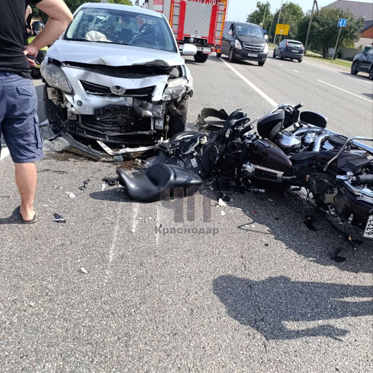 В Старокорсунской ранним утром разбился байкер!  Со слов очевидцев, водитель двухколесного транспорта по неизвестным никому причинам на высокой скорости выехал на встречку, где влетел в автомобиль.  В результате ДТП байкер скончался на месте, его двойка в реанимации, говорят, шансов не много. Водитель легковушки получил травму грудной клетки, угрозы жизни, к счастью, нет.