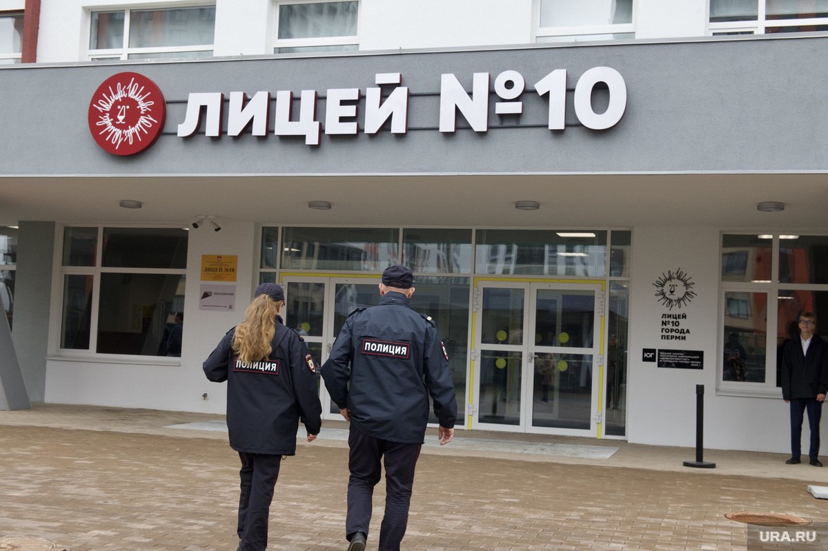 Детям из ЖК «Погода» отказали в зачислении в первый класс В Перми около 150 ребят из жилого комплекса «Погода», которые должны осенью пойти в первый класс школы, получили отказ в зачислении в лицей №10. Лицей – единственное учебное заведение в новом микрорайоне. Как сообщает «Рифей», чиновники предложили родителям остальных детей выбрать другие школы Мотовилихинского района. Но все они находятся далеко от «Погоды». Ближайшая школа №135 – в трех километрах от нового микрорайона. Подписаться Дать «буст»