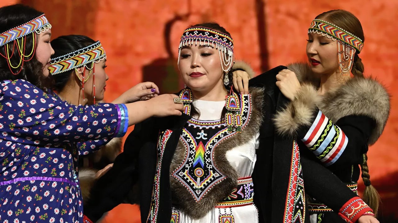 Представители коренных малочисленных народов России стали соавторами Интерактивного атласа коренных малочисленных народов Севера Сибири и Дальнего Востока Теперь ненцы эвенки и ханты сами создают видео о своём фольклоре языках и быте В этом году базу данных проекта пополнят не менее чем 50 новыми роликами Идею объединить науку и инициативы людей на местах реализовал Российский государственный гуманитарный университет Проректор РГГУ Ольга Павленко подчеркнула что именно вовлечённость самих носителей культуры наполнила проект жизненной силой В атласе появится и новый раздел об освоении Арктики и Дальнего Востока Проект имеет и международное значение Как отметил главный научный сотрудник Учебно научного центра социальной антропологии РГГУ Валерий Тишков уже есть англоязычная версия ведь эскимосы и саамы живут не только в России Как вам такой проект отличная идея полезный проект