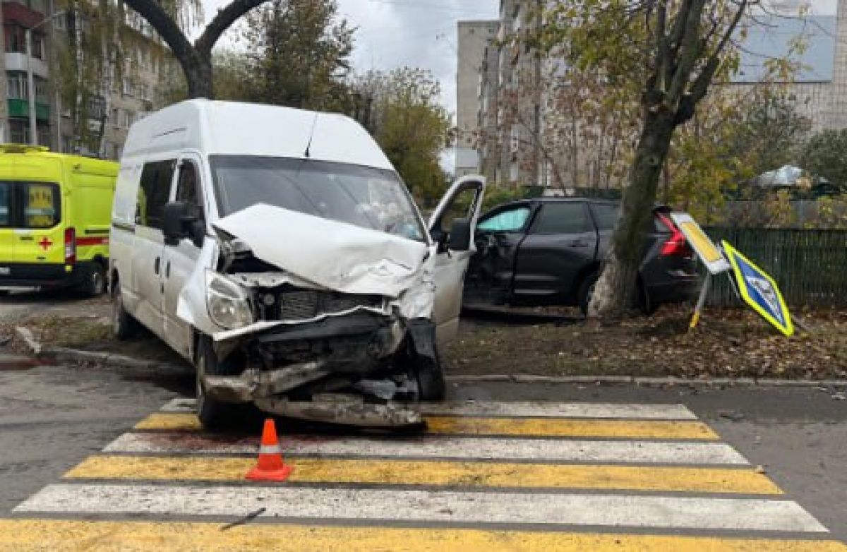 Во Владимирской области две иномарки вылетели на тротуар у пешеходного перехода    ДТП произошло на территории Мурома. Один из автомобилей сбил столб с дорожным знаком. Транспортные средства получили серьезные повреждения.  ↗  Прислать новость   Подписаться