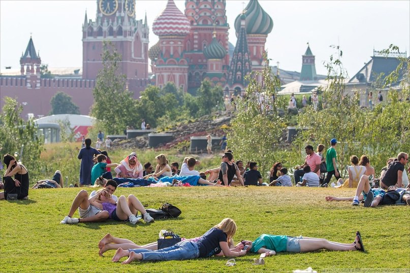 Весна близится к завершению. Мы начинаем строить планы на лето. И погода в этом играет не последнюю роль. Зарубежные модели прогноза погоды на предстоящий сезон почти единодушны: в Москве лето состоится. В июне в столице многолетняя средняя месячная температура воздуха составляет 17,4 градуса. А в нынешнем году норма по температуре воздуха может быть перевыполнена на 1-1,5 градуса. Велика вероятность, что даже в первом месяце лета максимальная температура воздуха несколько дней будет достигать 30 градусов. В прошлом июне в Москве первый и два последних дня месяца были с температурой выше 30 градусов. Что касается дождей, то 6 моделей из 8 прогнозируют июньский дефицит осадков. А в 2024 году июнь отличился обилием дождей, их выпало 186 мм, или почти две с половиной нормы. И следующие месяцы лета настраивают москвичей на тепло и дефицит осадков. Так что отдохнуть и погреться можно будет летом и в Подмосковье.