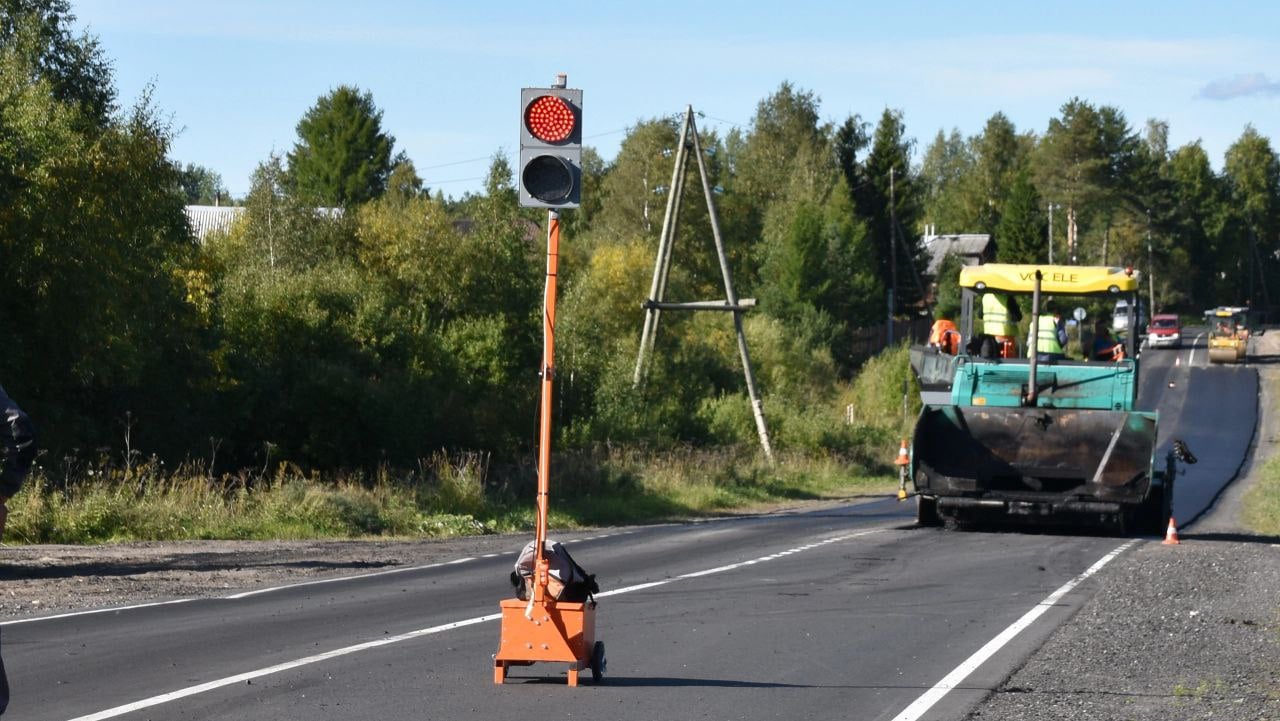 В 2025 году будет отремонтировано 16 км автомобильной дороги Исакогорка – Новодвинск – Холмогоры  Дорожные работы будут проходить в рамках нового национального проекта «Инфраструктура для жизни» на трех участках: с 37-го по 38-й, с 42-го по 55-й и с 61-го по 63-й километр.  На объектах ремонта дорожные строители должны будут выполнить работы по планировке полосы отвода, устройству земляного полотна, прочистке водоотводных канав, ремонту асфальтобетонного покрытия и водопропускных труб, а также установить барьерное ограждение, дорожные знаки, нанести разметку.  Работы на трех участках планируют начать в первых числах мая, а завершить, согласно контракту, в конце сентября 2025 года.