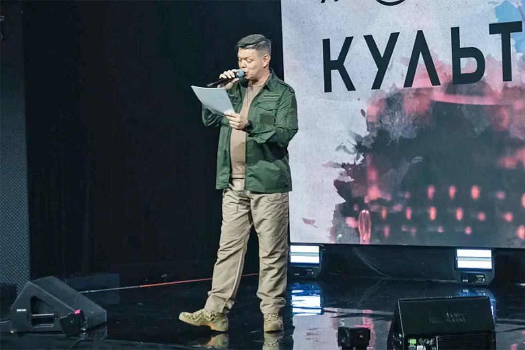 Раменчанин Андрей Толстяков стал участником программы СВОяКУЛЬТУРА в Крыму Председатель Комитета по культуре и туризму и волонтер Донбасса принял участие в программе разработанной экспертами Академии Меганом Программа представляла собой интенсивный курс направленный на глубокое изучение и переосмысление различных аспектов культуры Мы получили возможность погрузиться в мир искусства музыки литературы театра и кино а также исследовать их взаимосвязь с историей философией и социальными науками отмечает Андрей Он добавляет что в процессе обучения особое внимание уделялось развитию критического мышления и способности анализировать сложные культурные явления Участники активно дискутировали пробовали себя в мастер классах и практических занятиях обмениваясь опытом и идеями Всем участникам программы СВОяКУЛЬТУРА вручили сертификат Он свидетельствует о готовности участников к реализации собственных культурных проектов и инициатив направленных на популяризацию и сохранение культурного наследия За эти дни мы не просто получили новые знания и навыки мы окунулись в атмосферу творчества вдохновения и сотрудничества Лекции от ведущих экспертов в области культуры и искусства мастер классы от практикующих профессионалов креативные сессии где рождались новаторские проекты все это стало неотъемлемой частью нашего учебного процесса подчеркнул Андрей Толстяков ramenskoye official