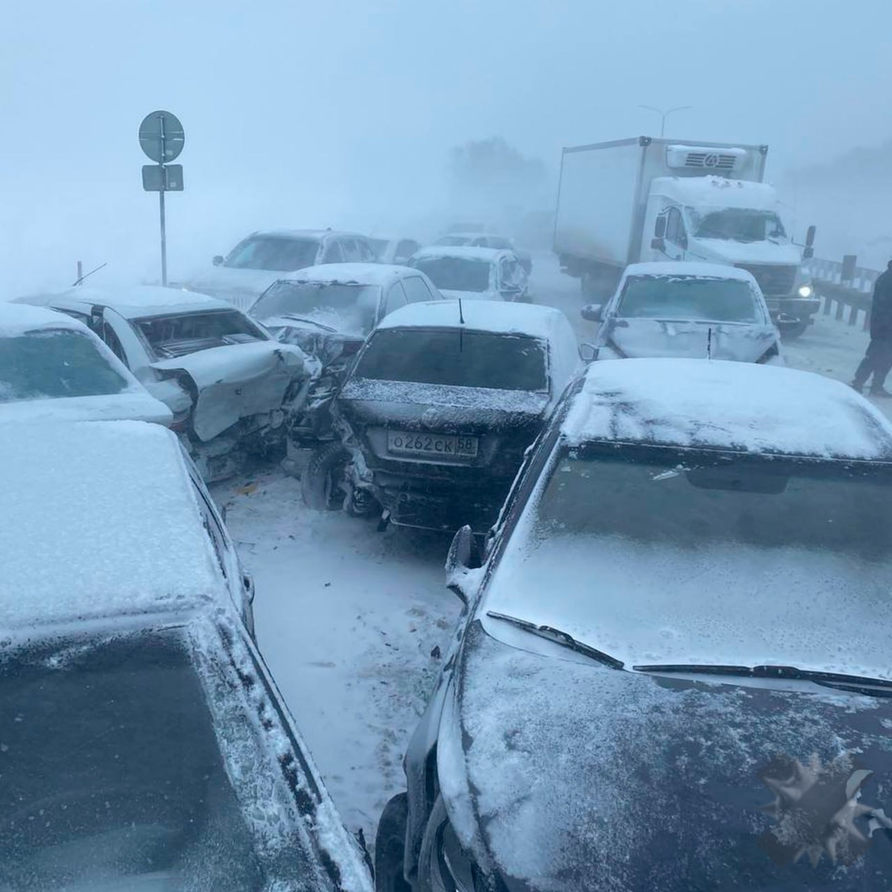 Шесть человек включая ребенка пострадали в массовом ДТП в Пензенской области Авария произошла на трассе Р 208 По данным пресс службы Минздрава региона в результате столкновения пострадали шесть человек среди них есть ребенок На данный момент в Пензенской области закрыли участок трассы Р 208 из за непогоды и массового ДТП Также на трассе М 12 Восток движение в сторону Москвы остановлено на 1249 м километре после автоаварии НМШ