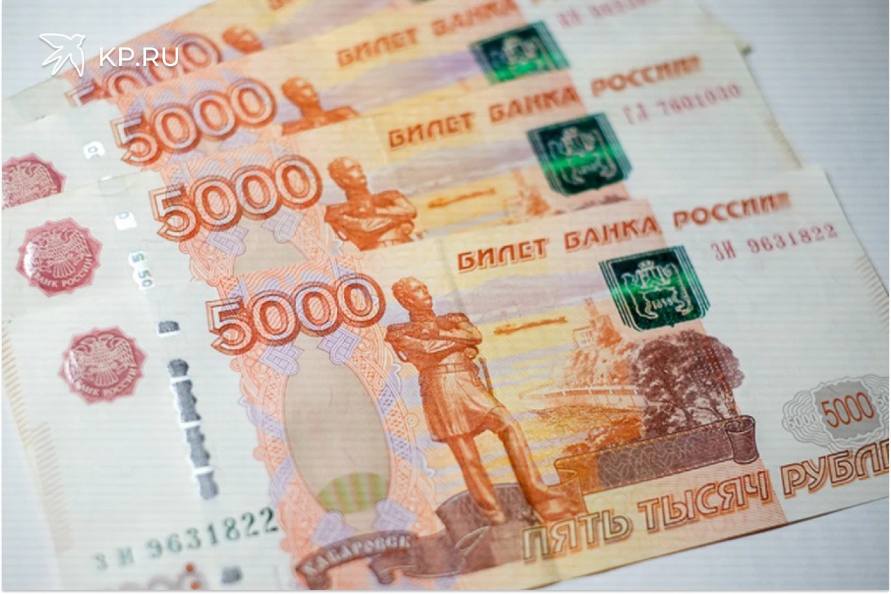 Изменится график выплаты детских пособий и пенсий в феврале в Воронежской области Они касаются выплат которые по обычному графику должны быть перечислены в выходные Отделение Социального фонда России по Воронежской области опубликовало график выплат пенсий пособий и иных социальных выплат на февраль 2026 года Из за совпадения стандартных дат с выходными днями средства поступят получателям досрочно Основные изменения касаются выплат которые по обычному графику должны были быть перечислены в выходные Согласно сообщению СФР 3 февраля стандартно поступят Единое пособие на детей до 17 лет и беременным женщинам Пособие по уходу за ребенком до 1 5 лет для неработающих родителей Выплата на первого ребенка до 3 лет Выплаты на ребенка военнослужащих по линии СФР 5 февраля придет выплата из средств материнского капитала на детей до 3 лет 6 февраля досрочно будет перечислено пособие по уходу за ребенком до 1 5 лет работающим гражданам за январь Обычная дата выплаты 8 февраля выпадает на воскресенье Доставка пенсий через кредитные организации также скорректирована из за выходных 5 и 12 февраля выплаты пройдут в обычные для получателей дни 13 февраля досрочно будут доставлены пенсии дата доставки которых приходится на 15 февраля 20 февраля досрочно будут доставлены пенсии дата доставки которых приходится на 21 февраля При возникновении вопросов о сроках или порядке получения выплат можно обратиться в Единый контакт центр СФР по бесплатному номеру 8 800 100 00 01 региональная линия работает с понедельника по четверг с 09 00 до 18 00 в пятницу с 09 00 до 16 45