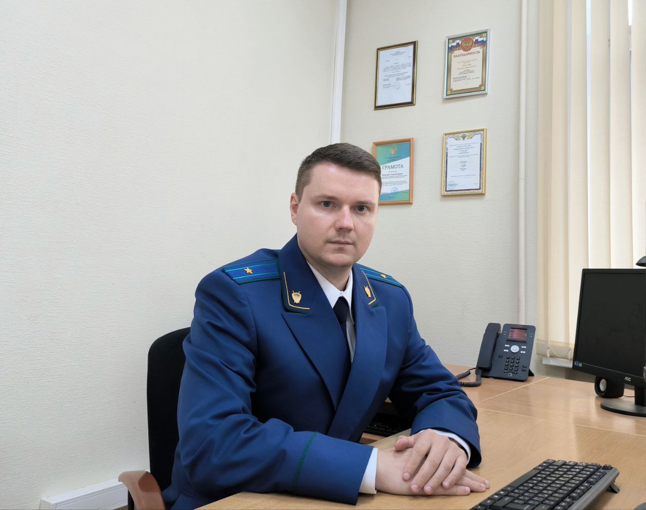 Приказом Генерального прокурора Российской Федерации от 22 09 2025 1084 к на должность Костромского межрайонного природоохранного прокурора Волжской межрегиональной природоохранной прокуратуры назначен младший советник юстиции Шинкарев Андрей Игоревич Шинкарев А И 1994 года рождения имеет высшее юридическое образование окончил Московский государственный юридический университет имени О Е Кутафина по направлению подготовки юриспруденция с присвоением квалификации бакалавр магистр  С 2016 принят на службу в Волжскую межрегиональную природоохранную прокуратуру Состоял в должностях помощника старшего помощника Самарского межрайонного природоохранного прокурора заместителя Ярославского межрайонного природоохранного прокурора