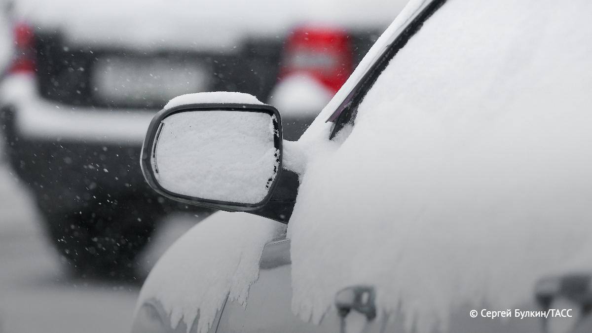 Владельцы автомобилей припаркованных на тротуарах не могут ссылаться на наличие снега как оправдание Член комитета Мособлдумы Михаил Ждан сообщил ТАСС что за такое нарушение предусмотрен штраф в размере 1 тысячи рублей Подпишись на нас в МАХ