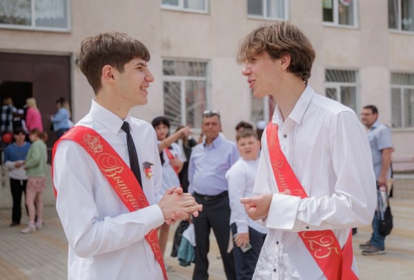 Опрос: 37% выпускников просят у родителей в подарок квартиру 43% хотят получить деньги. 30% участников исследования ювелирной сети «585 Золотой» назвали смартфоны, наушники и ноутбуки; каждый четвёртый мечтает об автомобиле; 15% указали украшения. Данные приводит РИА Новости. Уточняется, что в опросе участвовали подростки в возрасте до 14 лет. Отмечается, что респонденты от 15 до 25 лет рассматривают квартиру в качестве одного из варианта подарка только в 28% случаев. 62% назвали деньги, 48% — развлечения, каждый третий мечтает о путешествии. Подпишись на «Говорит Москва»