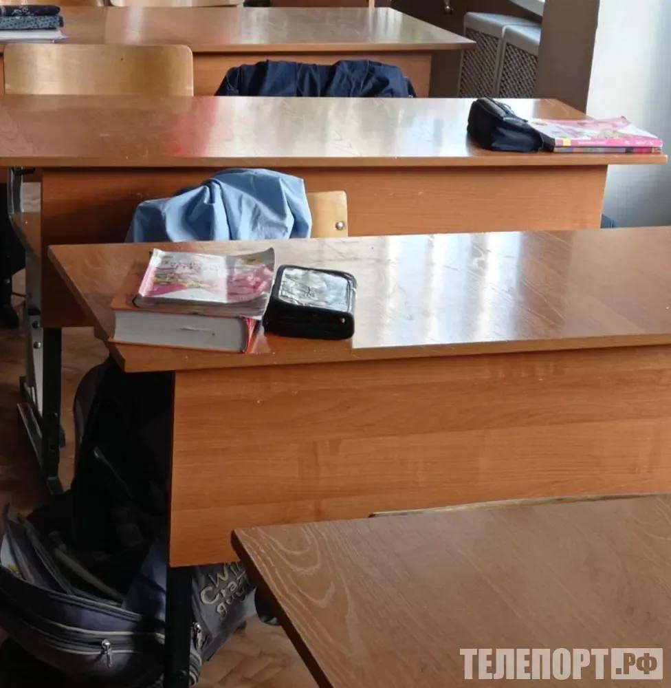 Зарплаты педагогам в России будут рассчитывать по новому Оклады работников образования будут составлять 70 от дохода Российское правительство совместно с работодателями и профсоюзами рекомендовало изменить структуру зарплат работников сферы образования Согласно этим рекомендациям оклад педагогов должен составлять не менее 70 от общей зарплаты пишет РИА Новости Предполагается что для уже работающих специалистов структуру зарплат пересмотрят в соответствии с новыми правилами Инициатива направлена на повышение престижа педагогической профессии сокращение разницы в оплате труда и развитие кадрового потенциала При индексации зарплат средства также рекомендуется направлять на увеличение окладной части заработных плат работников образования