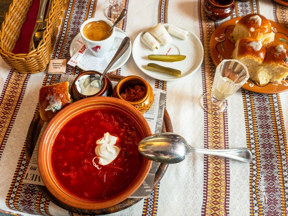 Пропагандирует враждебные смыслы адвокат требует закрыть ресторан украинской кухни в центре Челябинска Челябинский адвокат Игорь Липатников обратился к губернатору региона с требованием закрыть ресторан украинской кухни находящийся в центральной части города По данным ЕАН адвокат утверждает что заведение нарушает государственную политику и способствует распространению идей которые он называет враждебными В письме к губернатору Липатников отметил что начиная с февраля 2022 года сотрудники госучреждений регулярно проходят мимо ресторана не реагируя на его оформление и концепцию Согласно заявлению адвоката яркая вывеска заведения имеет символическое значение и выражает концепции которые по его мнению неприемлемы в нынешних обстоятельствах Особое внимание в послании уделяется местоположению ресторана Летняя терраса расположена на улице Коммуны неподалеку от мемориала Вечного огня и согласно утверждениям автора письма хорошо заметна из окон правительственного здания области   Подписаться на chelkp Мы в MAX