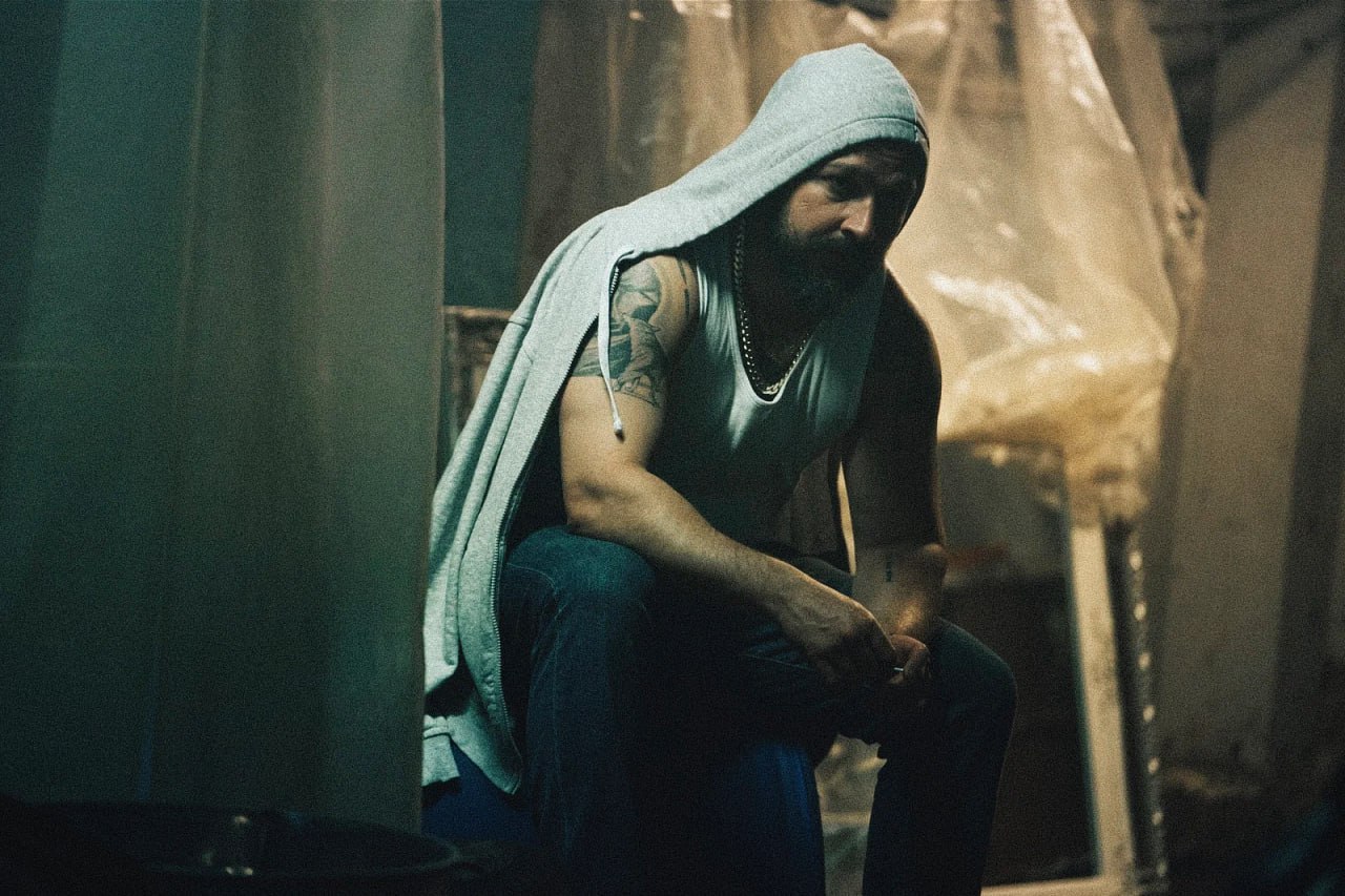 Шайю ЛаБафа арестовали в Новом Орлеане Во время празднования Марди Гра он предположительно подрался с двумя людьми в баре Актера как сообщается пытались вывести из заведения Но он вернулся и продолжил конфликт Полицейские сначала отвезли ЛаБафа в больницу а затем задержали и обвинили в нанесении побоев Больше новостей в Daily News