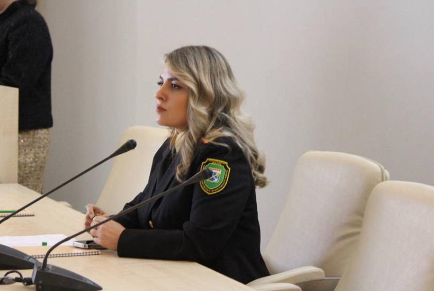 Ленинградская область стимулирует установку видеокамер для борьбы с несанкционированными свалками. Сегодня на аппаратном совещании с губернатором председатель Комитета госэконадзора Рамила Агаева акцентировала внимание на необходимости установки видеокамер для фиксации нарушений, связанных со сбросом отходов. По словам главы комитета, после одного-двух штрафов собственники транспортных средств серьезно задумываются о последствиях и меньше нарушают. Только в 2024 году общая сумма наложенных штрафов составила 14,8 млн рублей, что соответствует 546 вынесенным постановлениям из районов Ленобласти. Лидерами по количеству таких материалов стали Гатчинский округ, Всеволожский и Приозерский районы. «Свалки присутствуют на территории всех поселений Ленинградской области. В связи с этим отстающим в данной работе органам местного самоуправления необходимо перенимать положительный опыт у коллег для решения данной проблемы. Установка камер — это шаг к более чистой и безопасной окружающей среде», — отметила Рамила Агаева. В свою очередь губернатор Александр Дрозденко добавил, что необходимо ужесточать меры в отношении недобросовестных перевозчиков: «В сфере обращения с отходами должна быть система жесткого контроля и неотвратимости наказания — только тогда будет порядок, когда будут понимать, что незаконные свалки, несанкционированный выброс мусора повлечет за собой денежные штрафы. Конечно, нужно заниматься этим на системной основе, чтобы муниципалы обязательно привлекались к контролю — для защиты экологического благополучия. Работа эта непростая».