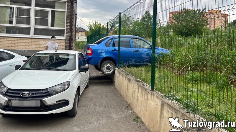 В Новочеркасске на улице Буденновской произошло беспилотное ДТП  На улице Буденновской в Новочеркасске 31 мая около 16:45 произошло беспилотное ДТП с участием двух отечественных автомобилей.  По предварительной информации, автомобиль «Лада Калина» был припаркован во дворе дома №269, водитель, вероятно, забыл поставить машину на скорость или ручник. Поэтому «Калина» сбежала от хозяина, покатилась по травке, протаранила металлический забор и врезалась в припаркованную в соседнем дворе «Ладу Гранту».  В результате ДТП никто не пострадал ввиду отсутствия людей внутри машин, которые участвовали в данной аварии.