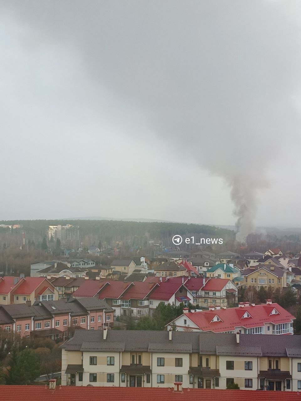 В МЧС сообщили, что на Широкой Речке полыхает два домика в СНТ «Березовая Роща». 12 пожарных сейчас работают на месте.   Всего горит 70 кв.м. Информации о пострадавших не поступало.