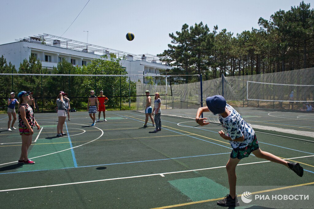 Два миллиарда рублей выделят на развитие спорта в Крыму в 2026 ом Более половины этих средств пойдут на мероприятия по подготовке спортивного резерва и развитие системы спорта высших достижений Об этом сообщила министр спорта республики Ольга Торубарова в рамках правительственного часа в Госсовете республики Деньгами обеспечат   21 подведомственное учреждение и их капремонт   подготовку и участие членов сборных команд в соревнованиях   расходы на спортивную подготовку 1500 детей по зимним видам спорта и 200 одаренных детей в Академии футбола Крыма   закупку специального инвентаря и оборудования для спортшкол экипировки для преподавателей   установку муниципальных спортплощадок Всего до конца текущего года отремонтируют 39 спортплощадок в 25 муниципальных образованиях уточнила Торубарова 0   Подписаться на РИА Новости Крым в Telegram MAX VK