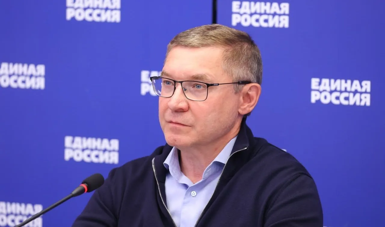 Единая Россия не будет учитывать результаты праймериз при формировании списка кандидатов для участия в ЕДГ 2026 если у претендента на участие в выборах окажется низкий рейтинг или высокий антирейтинг заявил секретарь генсовета Владимир Якушев Опираться при этом будут на результаты опросов которые проведут после предварительного голосования Съезд оставляет за собой право заменить кандидата сказал Якушев Он уточнил что партии не нужны выдвиженцы с антирейтингом поскольку они тащат ее вниз Авторитет кандидаты могут заработать правильно выстраивая работу с избирателями Приоритетом здесь являются личные встречи на которых представитель ЕР должен уметь отвечать на жесткие вопросы и заряжать людей на позитив