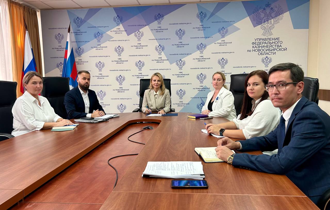 Начальник Управления по надзору за аудиторской деятельностью Казначейства России Людмила Муромцева в рамках рабочего визита в Новосибирскую область 29 июля 2025 года провела совещание с сотрудниками Отдела по надзору за аудиторской деятельностью УФК по Новосибирской области В ходе совещания обсуждены актуальные вопросы осуществления надзора за деятельностью аудиторских организаций в преддверии 5-ого раунда взаимных оценок ФАТФ , а также вопросы планирования контрольных мероприятий на 2026 год и методологического руководства по исполнению государственной функции. В завершении совещания Людмила Муромцева дала положительную оценку работе отдела за прошедший период 2025 года и обозначила приоритетные задачи на предстоящий период. ________________ Группа разработки финансовых мер по борьбе с отмыванием денег. #КазначействоРоссии