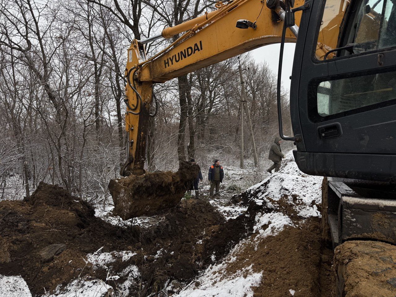 Специалисты Алчевского управления Луганскводы ремонтируют магистральный водовод В связи с проведением работ ограничено водоснабжение ряда населенных пунктов Республики п Красный Лиман с Долгое с Степное г Зимогорье п Славяносербск с Смелое г Зоринск г Артемовск п Комсомольский п Байрачки п Кипучая п Софиевка п Замковка пос Горького пос Административный пос Брикетный города Алчевска г Брянка п Ломоватка п Анненка п Вергулевка п Сабовка совхоз Червоный прапор п Новый г Стаханов г Ирмино г Алмазная В работах задействованы 14 сотрудников и 3 единицы спецтехники Этот водовод диаметром 700мм служит уже более 60 лет Его общая протяженность свыше 7 км В результате износа трубы на объекте возникают повреждения Специалисты Луганскводы проведут работы по их устранению для сокращения потерь воды при транспортировке Восстановление подачи воды будет проходить поэтапно и завершится ориентировочно 12 декабря Лугансквода
