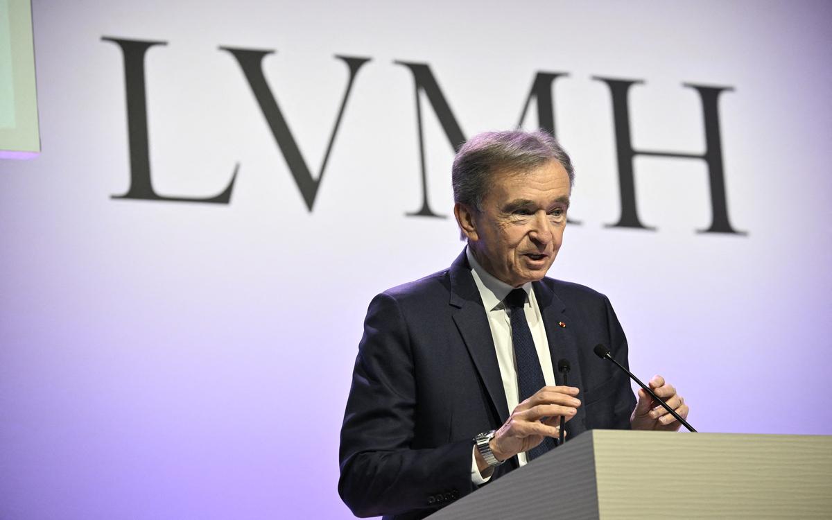 Глава компании LVMH Бернар Арно потерял $11 млрд за день после начала торгов на бирже Euronext Paris, сообщает Forbes. Однако к 18:10 мск его убытки сократились до $10,4 млрд, а общая стоимость активов снизилась до $188,4 млрд. Арно опустился на пятое место в рейтинге самых богатых людей мира.  Причиной снижения состояния послужил слабый финансовый отчет LVMH Moët Hennessy — Louis Vuitton. В это время Ларри Эллисон, глава Oracle, увеличил свое состояние на $6 млрд, заняв четвертую строчку с оценкой богатства в $206,6 млрд.  В четвертом квартале 2024 года продажи в ключевом подразделении LVMH, включающем бренды Louis Vuitton и Christian Dior, снизились на 1% из-за слабого спроса в новогодние праздники, как сообщает Bloomberg. Выручка компании выросла всего на 1% за этот период.