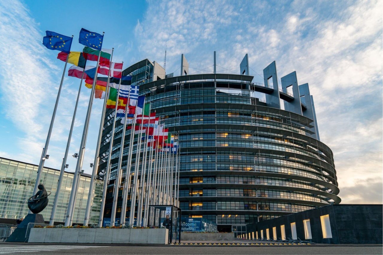 Европарламент и страны ЕС одобрили новый финансовый пакет поддержки Молдовы на 1,9 млрд евро. Средства направят на ускорение реформ, укрепление устойчивости и поддержку евроинтеграции.  Из этой суммы 520 млн евро будут предоставлены в виде грантов, а 1,5 млрд евро – в виде льготных кредитов.     Кишинев Live. Подписаться