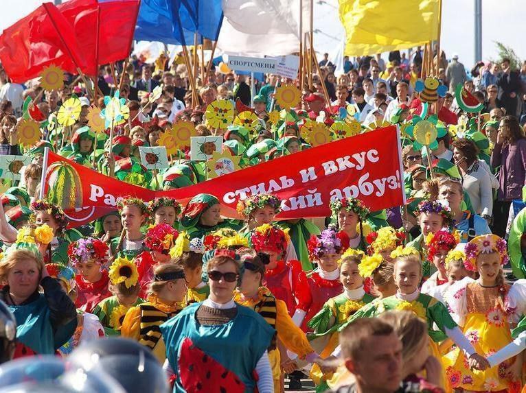 Камышинский Арбузный фестиваль стартует через пару часов В программе традиционные шествие Царя Полосатика встреча Петра I ярмарки соревнования арбузная обжорка конкурс на самую большую ягоду и многое другое Всех ждут в 10 00 в парке Топольки Подписаться Перейти на сайт