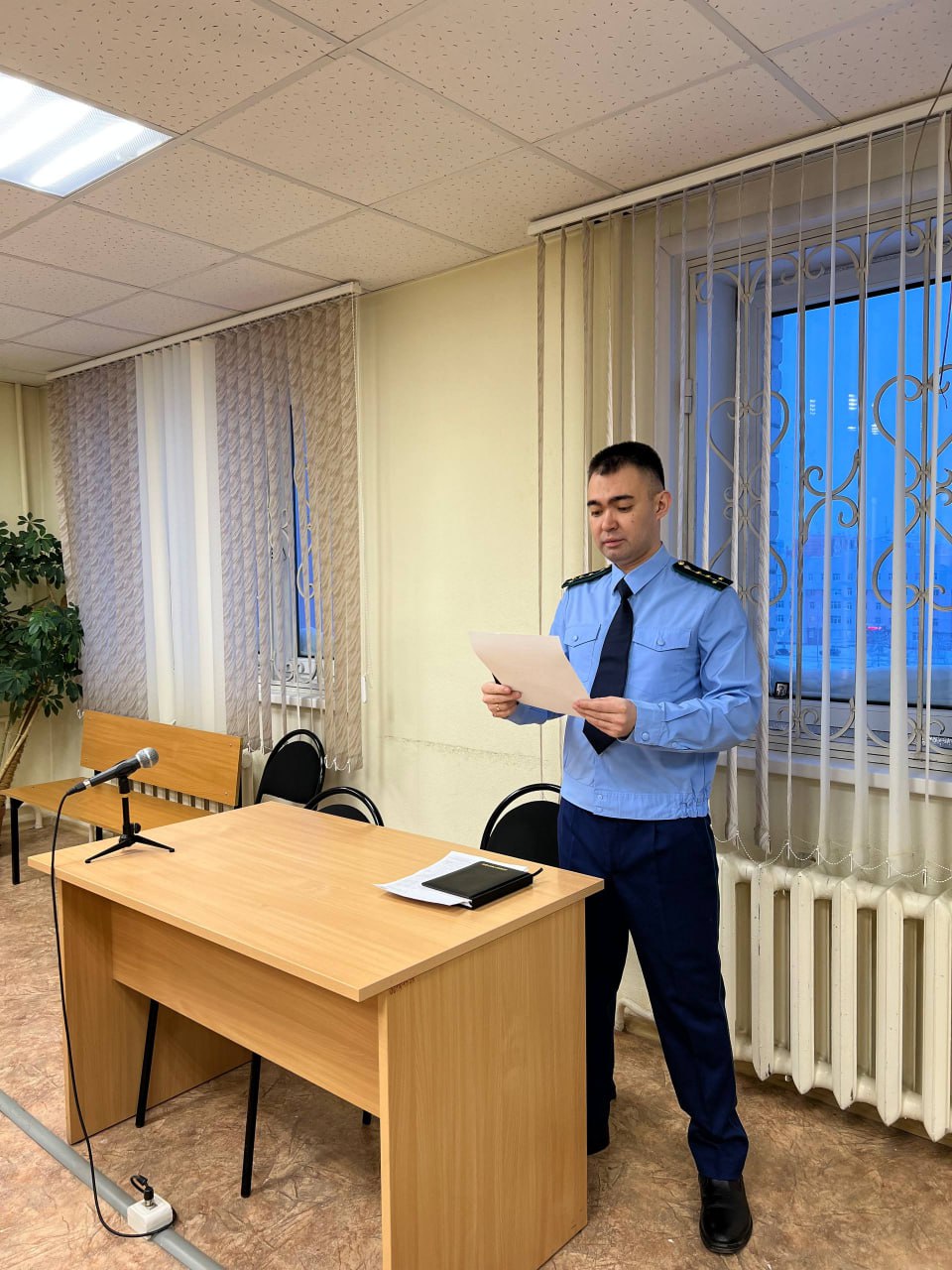 В Новом Уренгое вынесен приговор по факту ненадлежащего исполнения обязанностей по воспитанию ребенка педагогическим работником образовательной организации   Установлено что педагог детсада с марта 2023 г по январь 2024 г используя незначительные поводы а именно непослушание воспитанников с целью физического и психического воздействия в качестве наказания допускала случаи жестокого обращения с малолетними выразившиеся в нанесении ударов линейкой по различным частям тела удержания за уши и руки нанесения удара в область бедра и пр   Подробности на сайте ведомства Новости в MAX на час раньше подписывайтесь   Прокуратура ЯНАО MAX ВК САЙТ ТГ