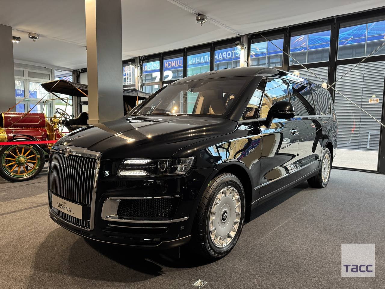 VIP-версию минивэна Aurus Arsenal и бронированный кроссовер Aurus Komendant демонстрируют на стенде Музея ГОН на ПМЭФ-2025. Фото - ТАСС