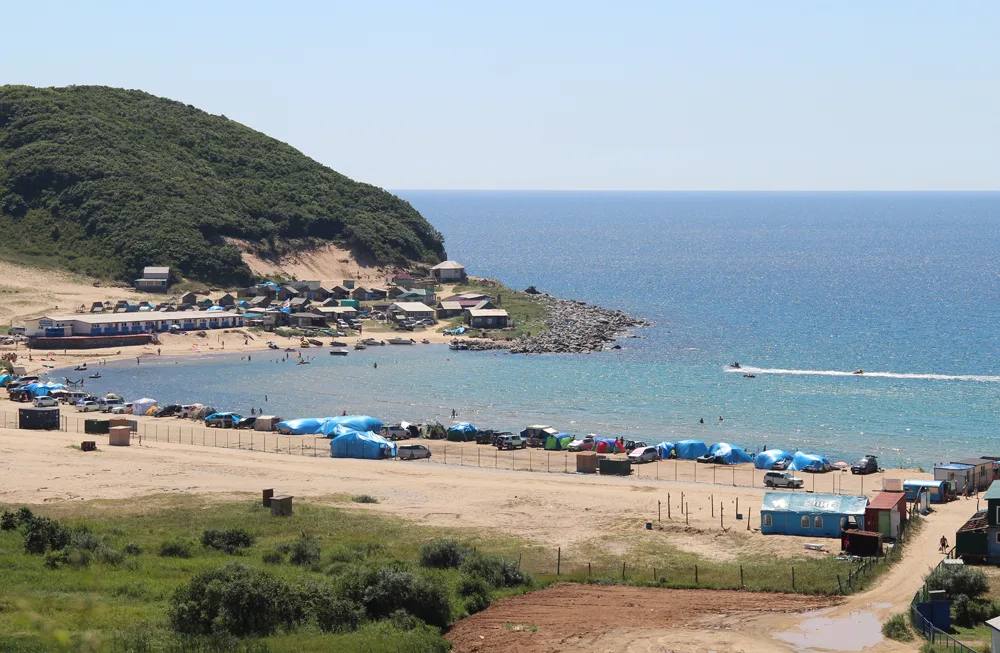 Трое человек погибли на водоемах в Приморье за минувшие сутки Днем в субботу в карьере Таежный в поселке Таёжном Надеждинского округа при купании утонул мужчина 1976 года рождения. Погибшего извлекли из воды спасатели. Также днем в акватории бухты Шепалова Партизанского округа под Находкой в 1,5 км от берега очевидцы обнаружили тело погибшего мужчины, личность которого устанавливается. Спасатели МЧС России доставили погибшего на берег и передали его сотрудникам полиции. Вечером субботы поступила информация о том, что на озере Солдатское в Уссурийском городском округе утонул мужчина 1973 года рождения. В настоящее время проводятся поисковые работы.