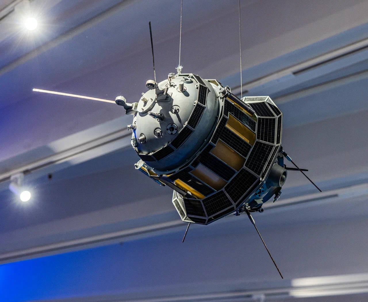 Автоматическая межпланетная станция Луна 3 Старт АМС Луна 3 c космодрома Байконур 4 октября 1959 года прозвучал салютом в честь второй годовщины начала космической эры Конечная масса последней ступени ракеты носителя Восток Л с АМС составляла 1553 кг масса научной и измерительной аппаратуры 435 кг масса аппарата Луна 3 278 5 кг В ходе полёта впервые в истории был на практике осуществлён гравитационный манёвр орбита станции изменилась под воздействием гравитации Луны 7 октября было впервые произведено фотографирование обратной стороны Луны с расстояния около 65 000 км сеанс продолжался 40 минут Изображения были переданы на Землю с помощью фототелевизионной системы Главная цель полёта фотографирование обратной стороны Луны была достигнута Уже первый снимок переданный АМС Луна 3 показал что обратная сторона сильно отличается от видимой Здесь оказалось только два не самых больших лунных моря тёмные участки которые образовались миллиарды лет назад из застывшей древней базальтовой лавы  Полученные снимки обеспечили Советскому Союзу приоритет в наименовании объектов на поверхности Луны На карте появились кратеры Циолковский Менделеев Курчатов Лобачевский горный хребет Советский Море Мечты Море Москвы и другие объекты После детального изучения снимков было обнаружено около 500 новых деталей был составлен новый атлас спутника