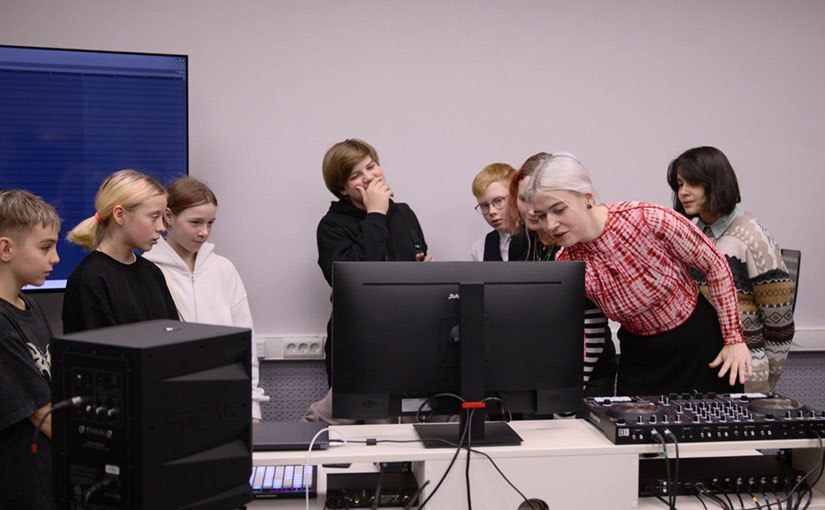 Камчатских подростков приглашают освоить цифровые технологии для творчества  В школе креативных индустрий  Камчатский колледж искусств открывает набор на такие направления как: дизайн; анимация и 3D графика, интерактивные цифровые технологии VR/AR, звукорежиссура, современная электронная музыка, фото- и видеопроизводство. Подробности по ссылке: