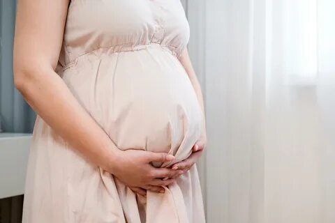 За склонение к аборту в республике станут наказывать Это закрепили в региональном Законе об административных правонарушениях На сессии парламента депутаты проголосовали за введение новой статьи 13 1 Нарушение запрета склонения беременных женщин к искусственному прерыванию беременности на территории Республики Алтай Под административку попадёт любой кто будет понуждать беременную женщину к аборту посредством уговоров предложений подкупа или обмана если такие действия не регулируются КоАП РФ Определен круг лиц уполномоченный составлять протоколы