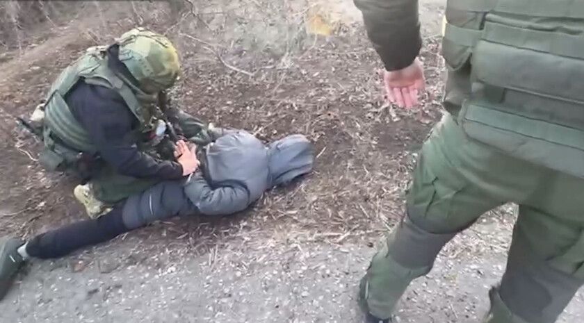 Полицейские в Старобельском районе задержали участника нацбатальона «Айдар» Сотрудники Центра по противодействию экстремизму МВД по ЛНР при силовой поддержке СОБР Росгвардии задержали жителя села Байдовка Старобельского района, подозреваемого в причастности к украинскому националистическому батальону «Айдар» запрещен в РФ . Об этом сообщила пресс-служба МВД по ЛНР. «Как стало известно сотрудникам полиции в ходе предварительного следствия, в мае 2014 года вышеуказанный мужчина, находясь на тот момент в оккупированном вооруженными формированиями Украины селе Половинкино, будучи осведомленным в направленности деятельности террористического сообщества „Айдар“ и имея преступный умысел, добровольно вступил в ряды 24-го батальона территориальной обороны», — говорится в сообщении. С мая по август 2014 года... Подробнее>>>