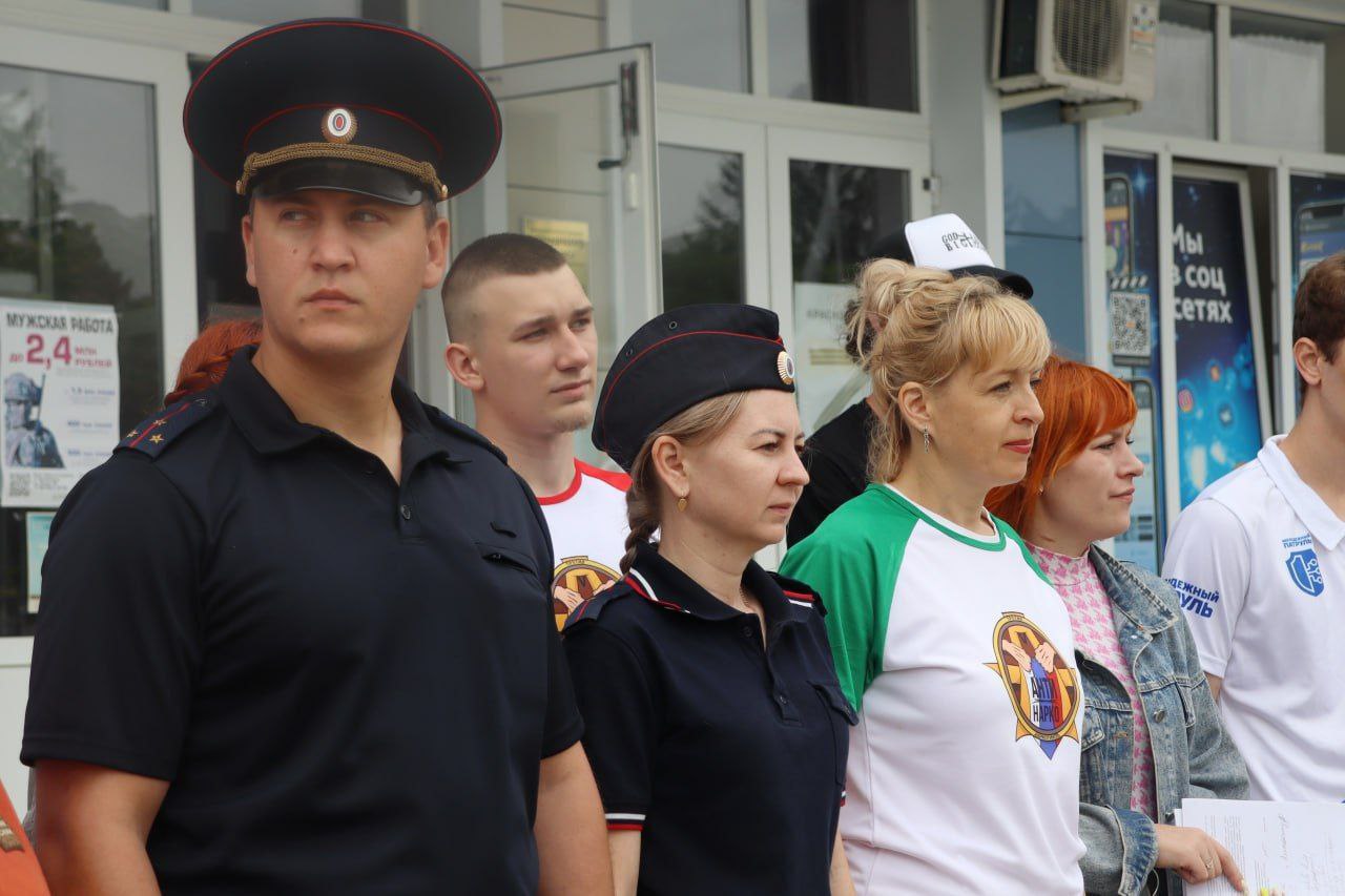 Чистый район - без наркотиков В акции, посвящённой Международному дню борьбы с наркоманией и незаконным оборотом наркотиков, приняли участие полицейские, члены районной антинаркотической комиссии, студенты КАТК и «Знания», члены Союза казачьей молодёжи и «Молодёжного патруля», казаки, волонтёры. Активисты закрашивли надписи, пропагандирующие распространение наркотических средств. Пресс-служба администрации Каневского района Отдел МВД России по Каневскому району