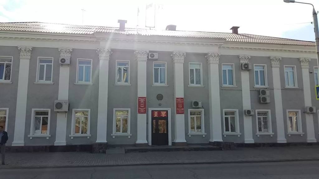 Для главы администрации Стерлитамакского района приобретут квартиру На эти покупку направят 8 7 млн рубл Финансирование осуществляют за счет бюджета Башкирии около 3 млн рублей и бюджета Стерлитамакского района около 5 7 млн рублей Квартира должна быть не менее 54 кв м и построена не ранее 2018 года По истечении срока подачи заявок поступила 1 заявка Она соответствует требованиям Подписывайтесь на utvugrb