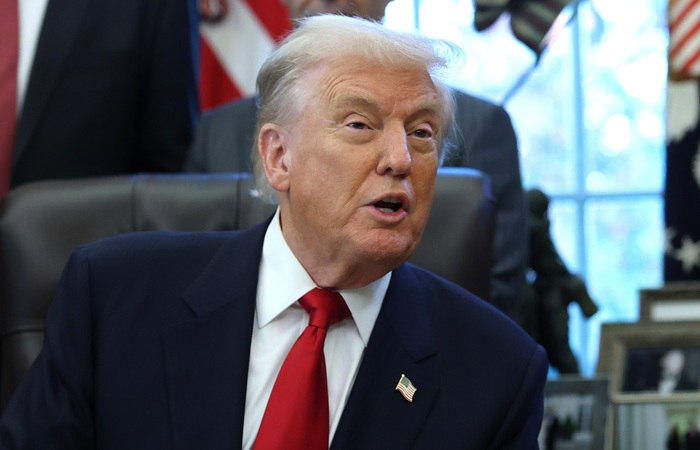 Трамп заявил что власти Индии сократили импорт нефти из РФ поэтому США в будущем планируют уменьшить пошлины на индийские товары Они снизили этот импорт и поэтому в какой то момент мы снизим пошлины сказал президент США журналистам в Белом доме Трамп напомнил что в настоящее время они платят высокие пошлины из за ситуации с российской нефтью Фото Anna Moneymaker Getty Images interfaxonline