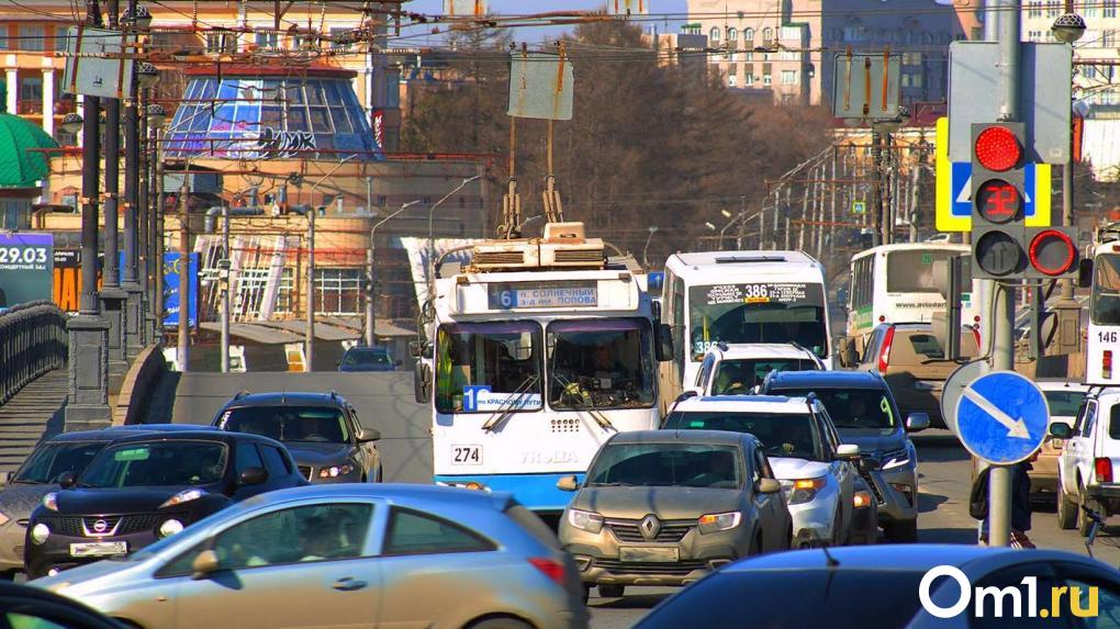 В Омске камеры начали выявлять водителей с телефонами за рулём   В городе Омске работает уже 11 комплексов фото- и видеофиксации с улучшенным функционалом.  Камеры научились фиксировать не только непристёгнутые ремни безопасности, но и использование мобильного телефона во время движения.  Одна из таких камер заработала с 17 октября на федеральной трассе Омск – Тюмень. В сутки только на этом участке фиксируется от 20 до 30 таких нарушений. Напомним, что сумма штрафа за разговор по телефону во время движения составляет 1 500 рублей.