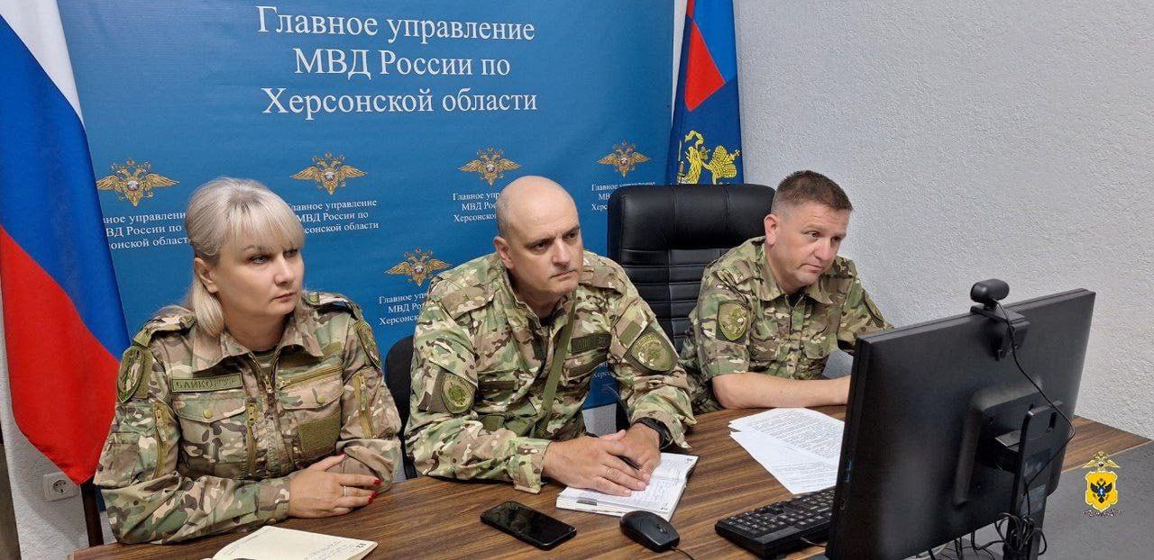 В Херсонской области обсуждены вопросы противодействия мошенничеству В рамках межведомственного взаимодействия в Главном управлении МВД России по Херсонской области состоялась рабочая встреча, на которой обсуждались меры по снижению количества хищений денежных средств, совершаемых с использованием информационно-телекоммуникационных технологий. Ее участниками стали руководство подразделений регионального главка МВД, а также представители Отделения по Херсонской области Южного главного управления Центрального банка Российской Федерации и головного отделения по Донецкой Народной Республике, Запорожской и Херсонской областям одного из ведущих банков страны. На сегодняшний день проблема раскрытия и расследования преступлений, связанных с хищением денег граждан посредством IT-технологий, наиболее остро стоит перед правоохранителями. Именно в тесном взаимодействии с кредитно-финансовыми учреждениями - обмену информацией при выявлении, раскрытии и расследовании таких преступлений, оперативные сотрудники и следователи способны противостоять мошенникам. На совещании представители правоохранительного ведомства и банка озвучили принимаемые ими меры профилактического характера по повышению финансовой грамотности населения, по защите денежных средств клиентов, по мерам безопасности и своевременному реагированию и пресечению несанкционированных операций с банковскими счетами граждан. По итогам встречи стороны договорились действовать сообща для выработки новых действенных мер в борьбе с хищениями денег с использованием информационно-телекоммуникационных технологий и шире использовать возможности системы электронного документооборота, которая позволит оперативно выявлять IT-мошенников.